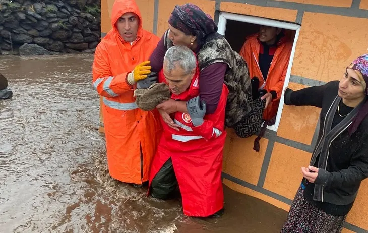 Sağanak yağmurun yıktığı evde mahsur kalan kadın kurtarıldı 