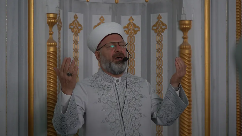 Diyanet İşleri Başkanı Ali Erbaş, orman yangınlarının sona ermesi için dua etti 