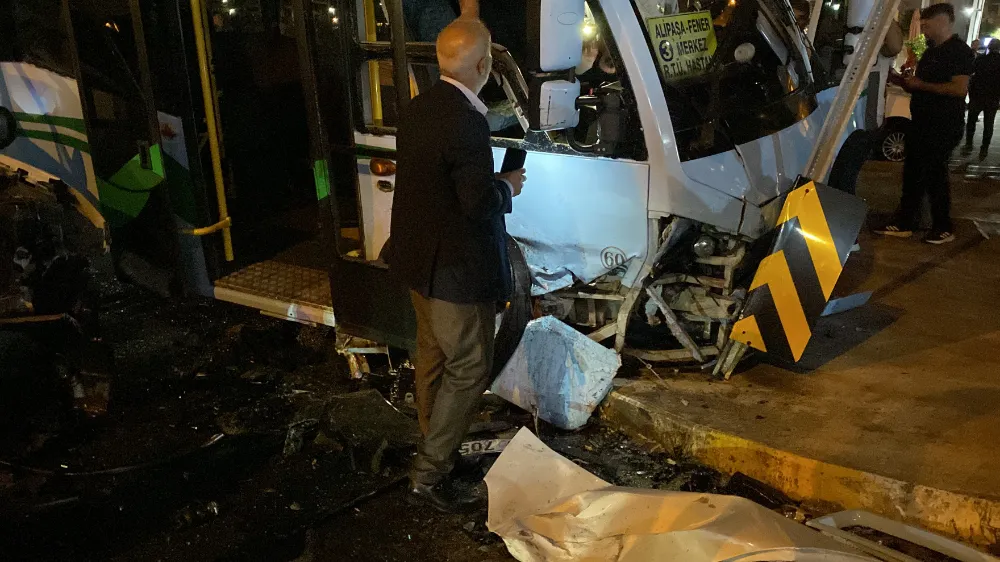 Rize’de minibüsle hafif ticari araç çarpıştı; 10 yaralı