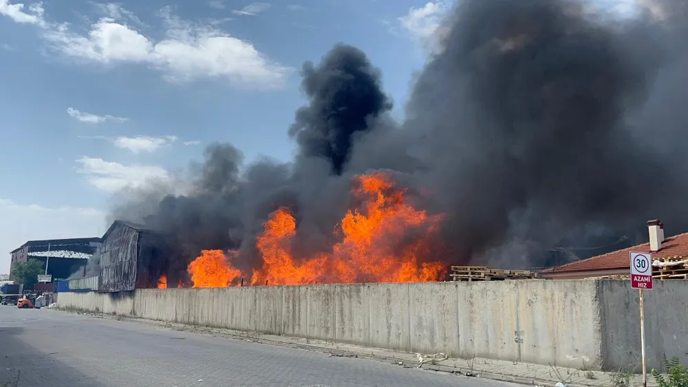 Eskişehir’de bir fabrikada çıkıp 2 fabrikaya sıçrayan yangın kontrol altında