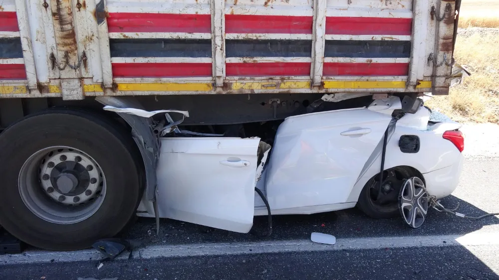 Park halindeki tırın altına giren otomobilin sürücüsü öldü