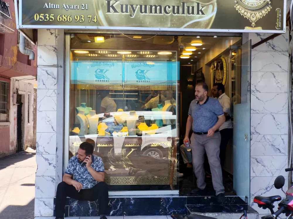 Tabancayla kuyumcuyu vurup, 1 kilo altın çaldılar