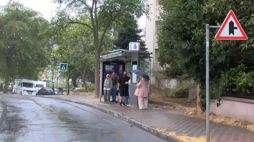 Kartal’da öğle saatlerinde başlayan yağmur etkili oluyor