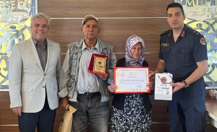 Afyonkarahisarlı çift, tüm mal varlıkları olan evi jandarmaya bağışladı