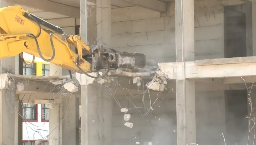 Tüm müteaahhitlere örnek olacak bir davranışta bulunarak 5 katı tamamlanan binayı yıktırdı