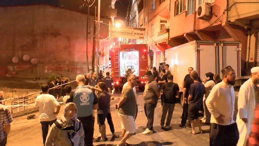 Beyoğlu’nda yangın çıkan dairedeki tüp patladı, mahalle halkı sokağa döküldü