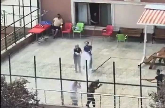 Engelli bireylerle görevlilerin su savaşı özel anlara sahne oldu