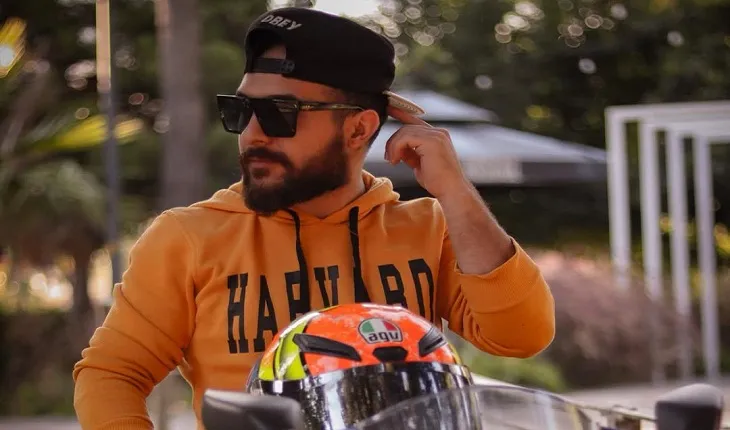Motosikletin ön tekerleğini kaldırıp şov yaparım derken,hayatına mal oldu 