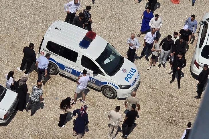 Düğünde kavga çıkaran adam,ihbarla gelen polis aracına da zarar verdi