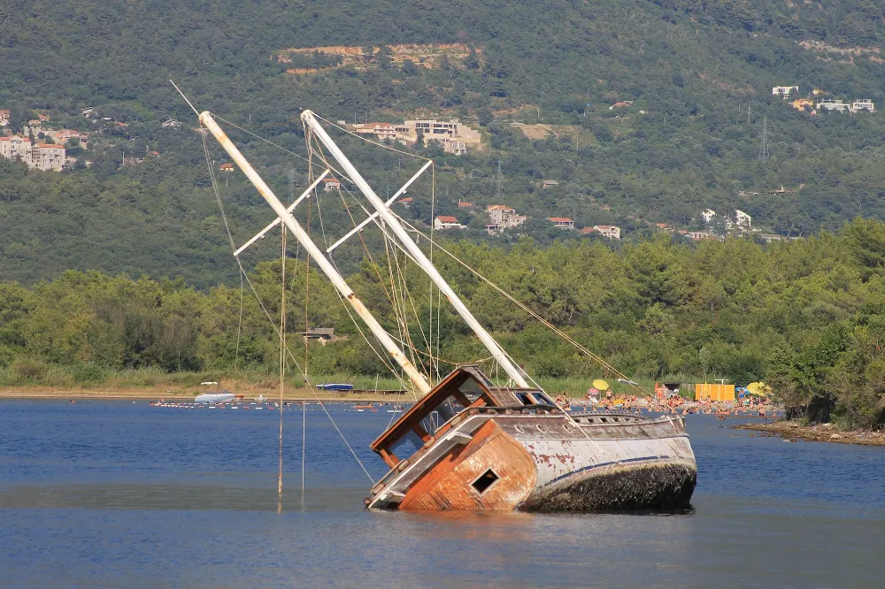 Moritanya’da göçmenleri taşıyan tekne alabora oldu : 70 ölü