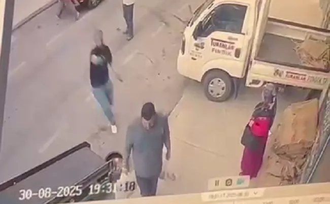 Ailesiyle alışverişten dönen adama arkadan yaklaşıp başından vurarak öldürdü