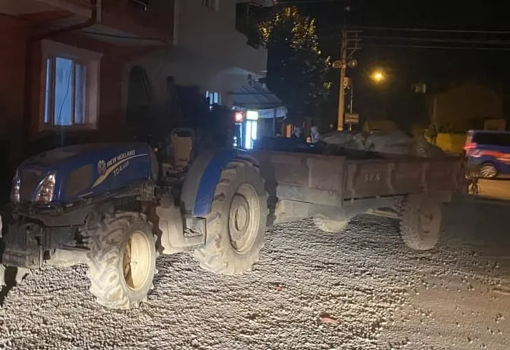 Babasının kullandığı traktörün altında kalan 2 yaşındaki çocuk ağır yaralandı