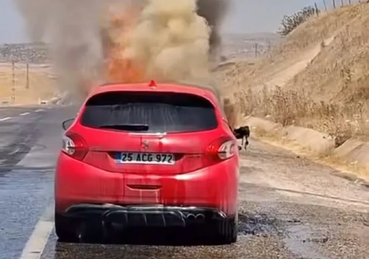 Diyarbakır’da seyir halindeki otomobil alev alarak yandı