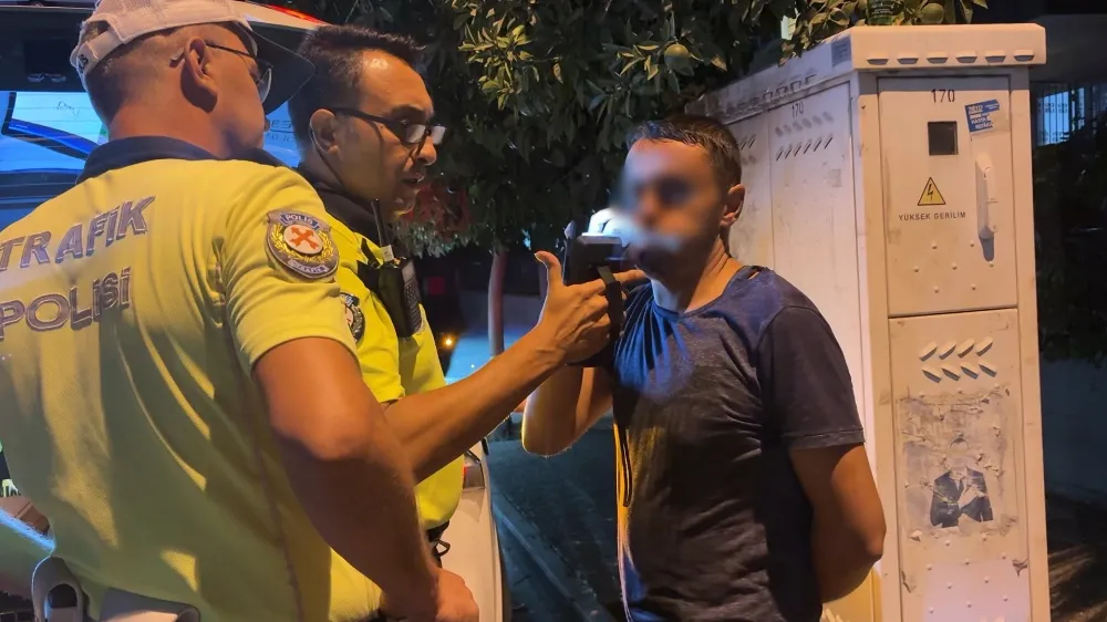 3 araca çarpan alkollü ve ehliyetsiz sürücü etrafa tehditler savurdu