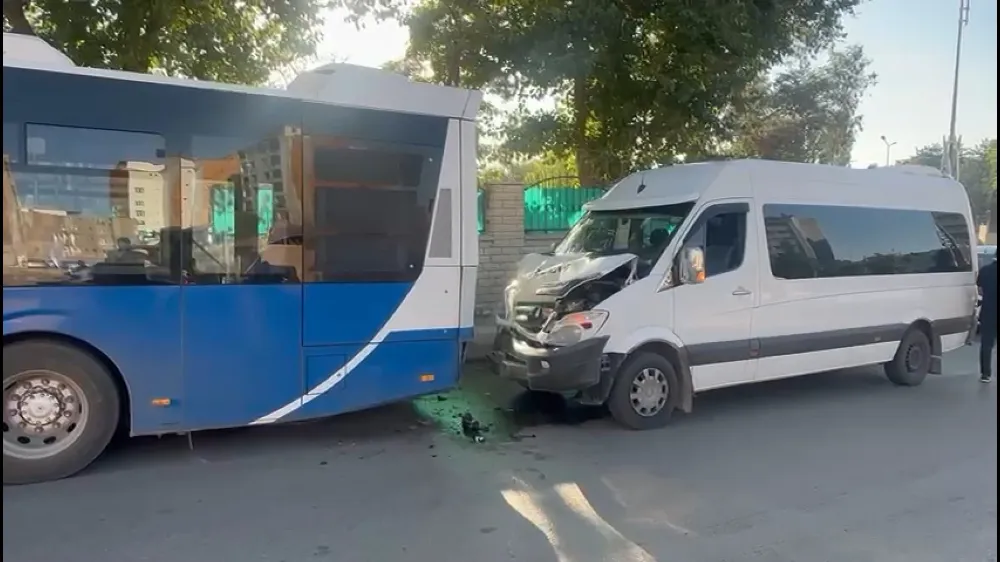Elazığ’da minibüs otobüse çarptı: 8 yaralı