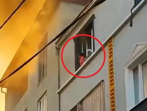 Evde çıkan yangında önce çocuğunu attı, sonra kendisi atladı ; o anlar kamerada