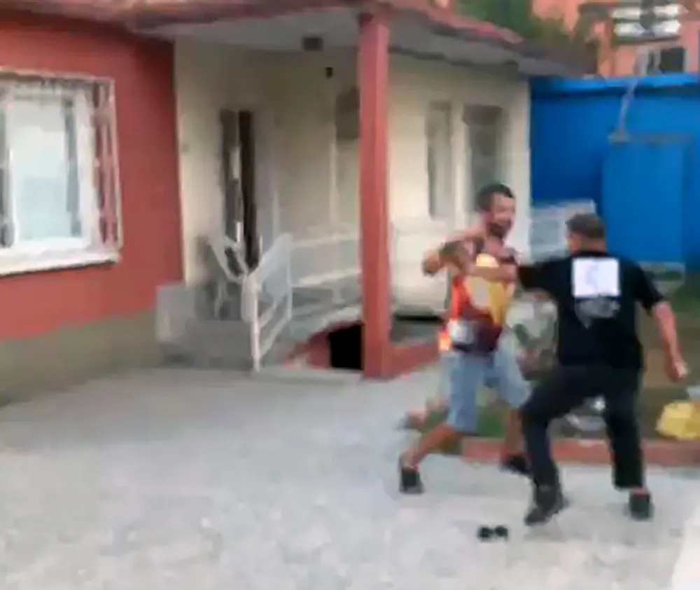 Tartıştığı kişinin bacağından bıçakladığı şahıs,bahçe duvarından atlayarak kaçtı