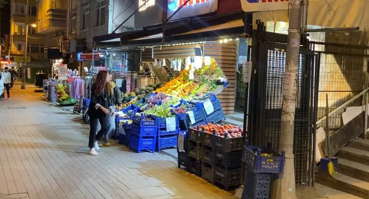 Küçükçekmece’de evcil hayvanıyla alışveriş yapan kadına yumruklu saldırı kamerada