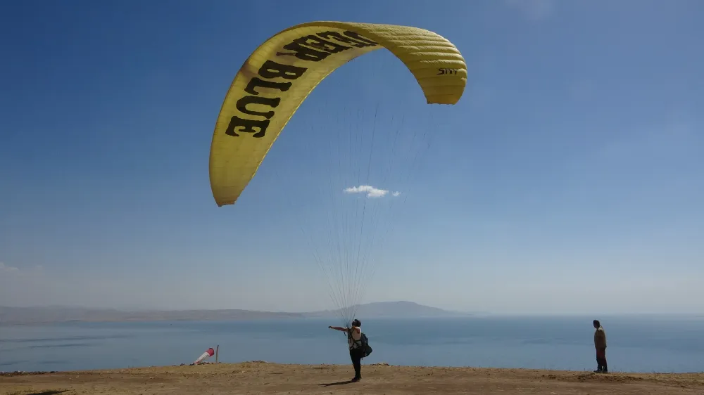 Yamaç paraşütü tutkunları, Van semalarında uçtu