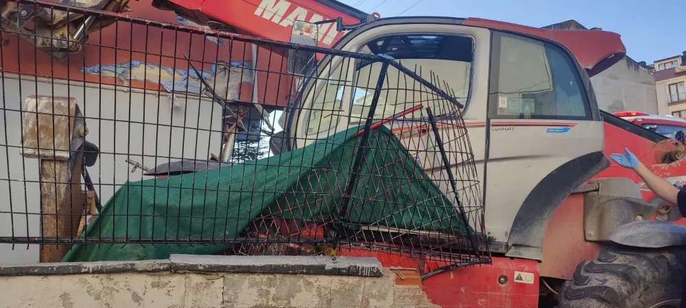 Freni boşalan iş makinesi önce 2 otomobile, ardından binaya çarptı: 4 yaralı