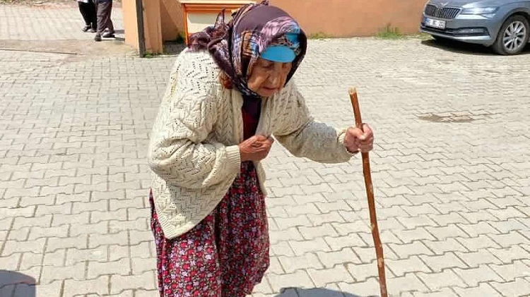 91 Yaşında,Bastonuna Yaslanarak Oy Kullanmaya Geldi