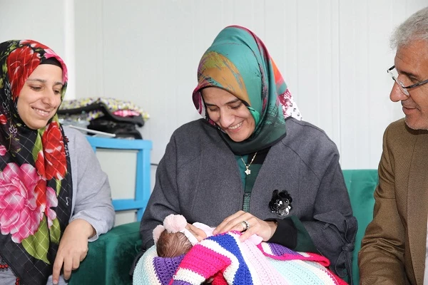 Başkan Güder ve Eşi, Bebek Sevinci Yaşayan Depremzede Aileyi Ziyaret Etti