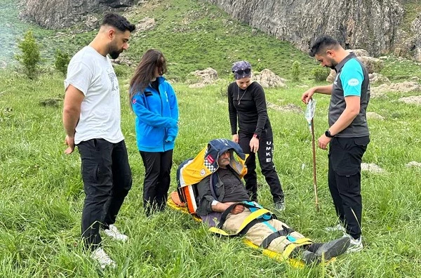 Hakkari’de Yaylada Rahatsızlanan Köylü,Ambulans Helikopterle Hastaneye Taşındı