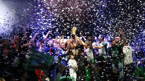 Kocaelispor ,Şampiyonluk Coçkusunu Binlerce Taraftarıyla Yaşadı