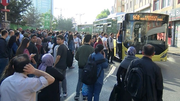 Üsküdar Çekmeköy Metro Hattında Yaşanan Arıza Nedeniyle Seferler Yapılamıyor